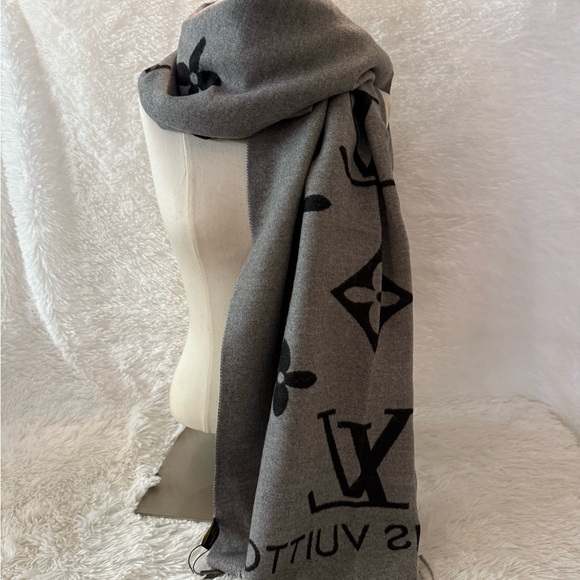 Louis Vuitton Cashmere Scarf/Shawl/Wrap - Picture 6 of 10